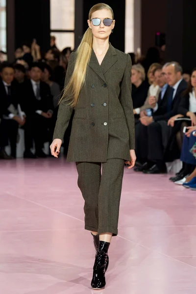 Look 17